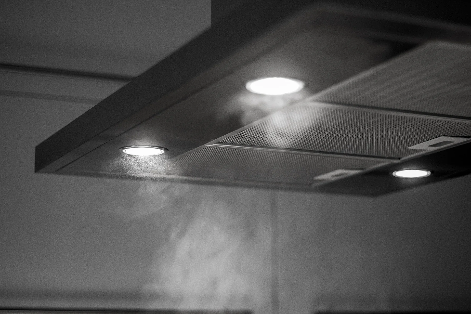 Extractor hood above a cooker
